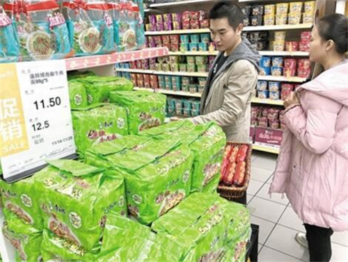 市民在超市內購買方便面。