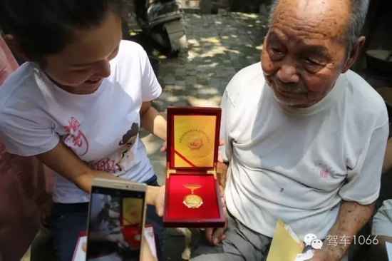 老兵聽不到我們在說什么，今年98了。