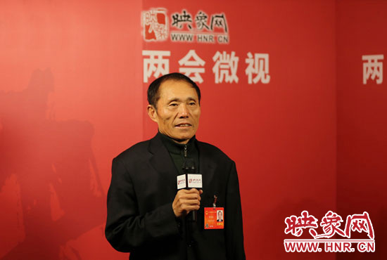 3月4日，全國(guó)人大代表、濮陽(yáng)縣西辛莊村支部書(shū)記李連成在映象網(wǎng)全國(guó)兩會(huì)北京演播室做客《兩會(huì)微視》訪(fǎng)談。