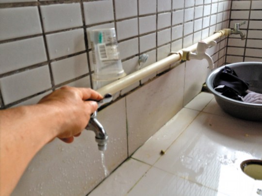 宿舍沒水學生接雨水洗澡？學校稱是學生惡作劇