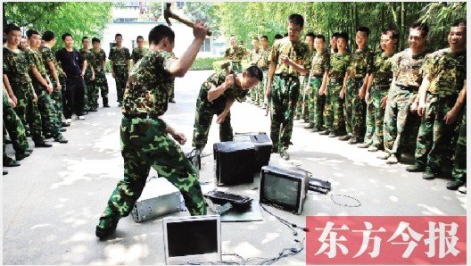 為了讓孩子表達戒除網癮的決心，學校組織孩子親手砸毀電腦