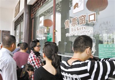 去年4月，游客在江西省婺源縣某景區購票