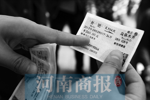兒童票上的身份證號、票價等信息經(jīng)挖補、修改后，被當做成人票倒賣 河南商報記者 鄧萬里/攝