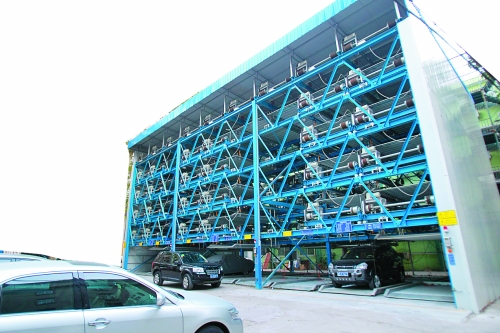 商務(wù)廳（北院）內(nèi)新建一個(gè)立體停車場(chǎng)，有68個(gè)停車位，但目前停車率不高。