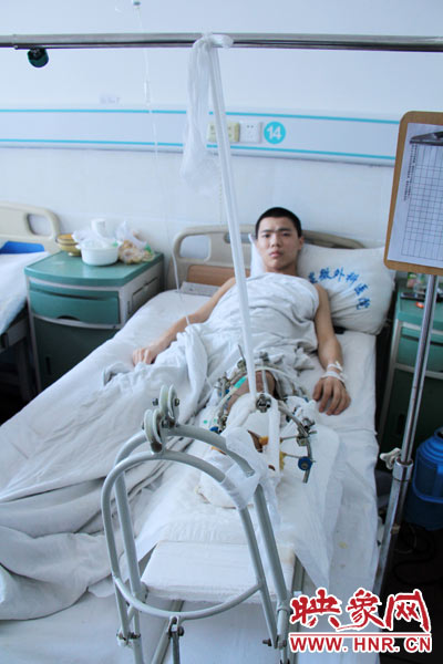 “如果有人肯幫我出4萬元的醫藥費，我愿意為他免費工作3年，多苦多累都行。”7月26日，躺在病床里上的