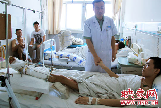 據仁濟醫院外傷科主任張明伍介紹，楊偉峰的小腿的創面已經恢復得差不多了，治療情況還比較樂觀。但因為小腿
