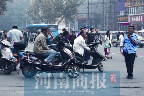 　火車站廣場北側，幾輛摩的正在等客