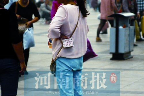 火車站廣場，一女子拿著寫有不同房型價位的卡片在拉客，不少市民抱怨，受過此類“騷擾”
