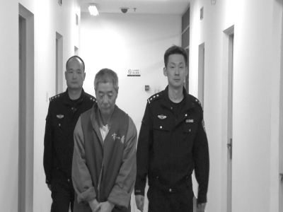 向南夫被帶出監室接受提審。警方供圖