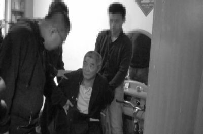 　向南夫被警方抓獲。