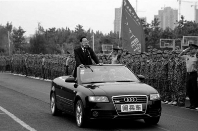 安徽新華學院院長乘敞篷車“閱兵”場面。網絡截圖