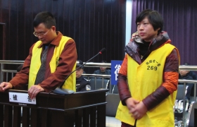 12月10日，衡陽市中級人民法院，顧湘陵（左）和妻子吳利君當庭接受庭審。圖/通訊員李建輝