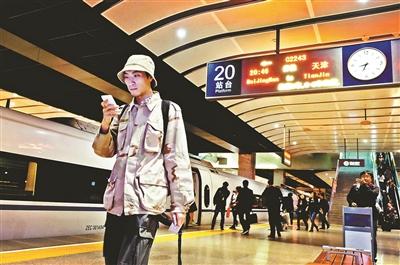 家住天津，在北京工作，呂先生每天乘坐京津城際列車上下班