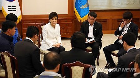 16日下午，樸槿惠接見“世越”號客輪遇難者家屬，并在家屬面前親自道歉。（韓聯(lián)社）