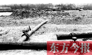 鄭州首座垃圾沼氣電廠并網發(fā)電，集氣管一端連接垃圾山深處，一端連接電廠集氣裝置