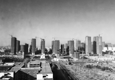 在鄭州市同一地點拍攝的照片，下為1月1日晴朗天氣，上為1月5日霧霾天氣。（拼接圖片）