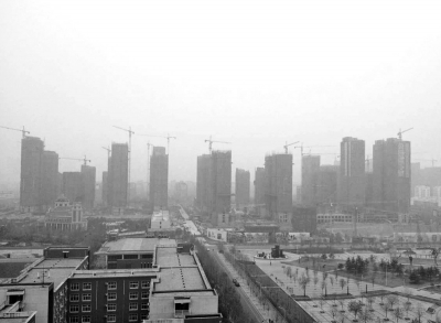 在鄭州市同一地點拍攝的照片，下為1月1日晴朗天氣，上為1月5日霧霾天氣。（拼接圖片）