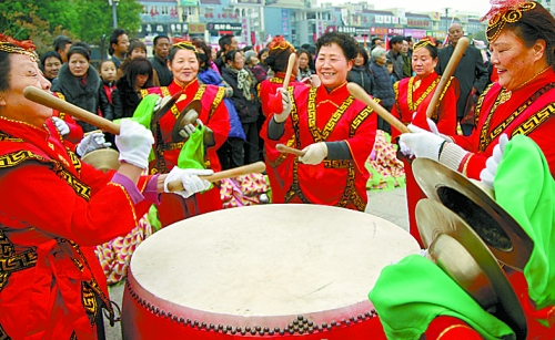 11月15日，鄧州廣大干部群眾載歌載舞慶祝黨的十八大勝利閉幕。