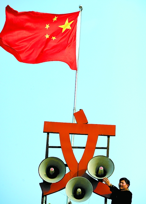11月15日，新蔡縣磚店鎮黨員劉新峰在村口架起三個大喇叭，向群眾及時宣傳十八大精神。