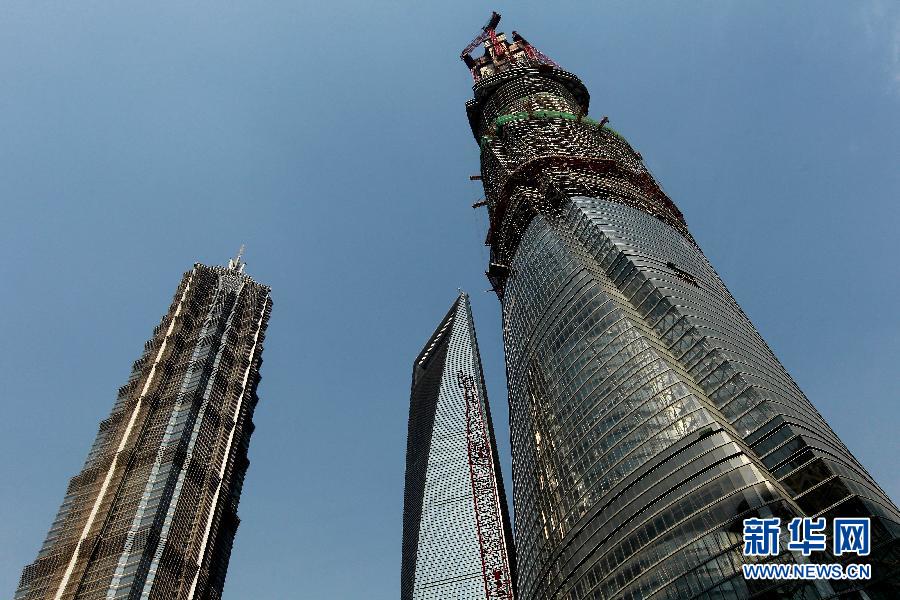 4月11日，正在建設中的“上海中心”（右）的高度已超過金茂大廈（左）和上海環(huán)球金融中心（中）。