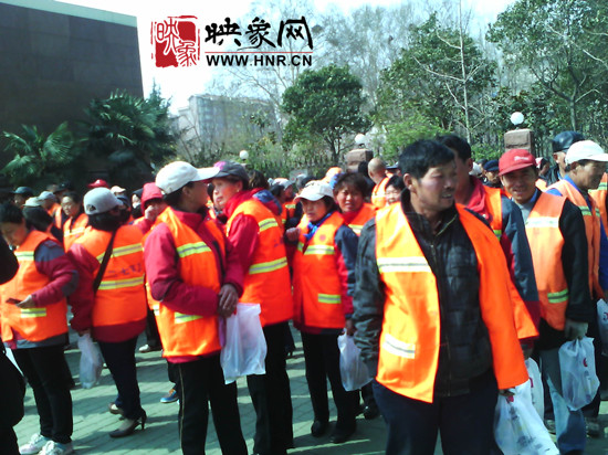 　　“韓胖子”千只茶香雞茶香鴨捐贈環衛工人、農民工學子和鄭州市社會福利院。
