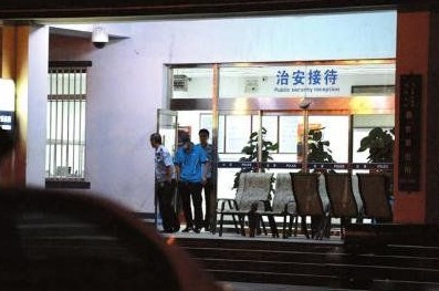 釋小龍走出派出所。