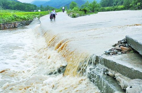 短時(shí)強(qiáng)降雨攜帶泥土、沙石、樹木等造成災(zāi)害