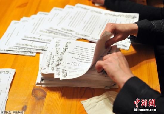 　　當地時間2014年5月11日，烏克蘭東部地區選舉工作人員開始公投計票工作。