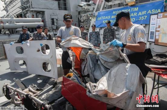 　當地時間2015年1月5日，印尼泗水，印尼海軍展示從爪哇海中打撈到的亞航失事客機殘骸與遇難者的遺物
