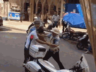 嫌疑男子涉嫌無證駕駛摩托車，且車輛違規(guī)加裝遮陽傘并在行駛時不戴安全頭盔，辱罵毆打執(zhí)法交警。 本文圖片均來自 廣西梧州在線警務