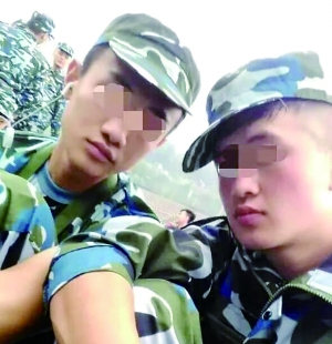 入學(xué)軍訓(xùn)時(shí)，滕某（左）和蘆海清的合影