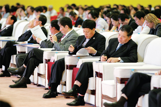 在推介會上，省長謝伏瞻（前排右二）在認真記錄嘉賓的發言