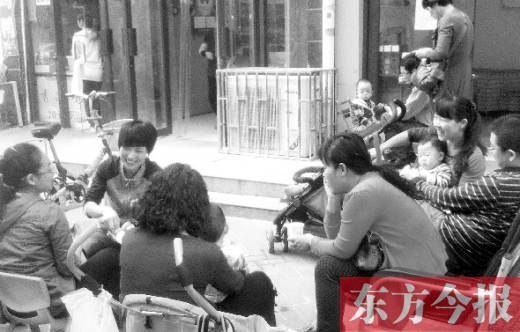 鄭州未來(lái)路附近的一家小兒推拿店，等待為孩子做推拿的家長(zhǎng)在門口排起了隊(duì)