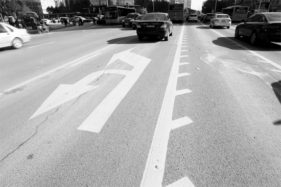 昨日，鄭州市金水路未來路口的“魚刺”車道，好多司機不知道咋走