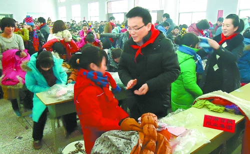 1月20日，省直團(tuán)工委組織19個(gè)省直廳局的38名青年干部，來到三門峽市澠池縣果園鄉(xiāng)，開展“大手拉小手