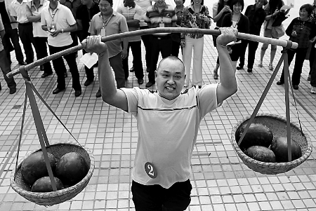 節(jié)會(huì)現(xiàn)場(chǎng)，一位瓜農(nóng)正在表演西瓜舉重。