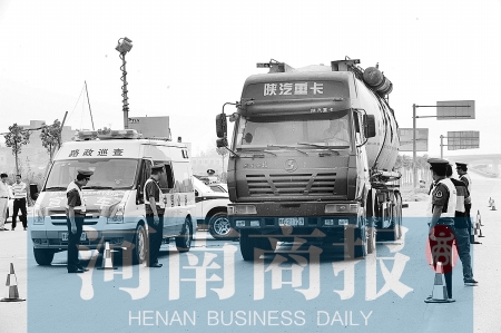 公路執法人員同民警一起查處超限超載車輛