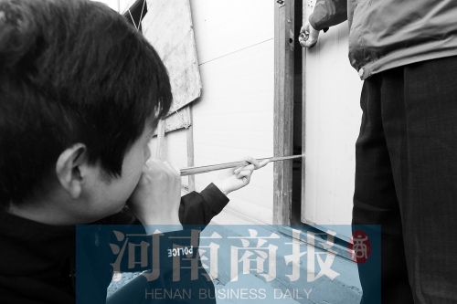 工作人員向藏獒“發射”麻醉針