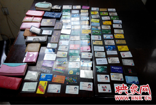 在日常執(zhí)勤當(dāng)中，巡防隊員經(jīng)常能撿到很多的身份證和銀行卡。