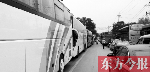 昨日，只能由東向西單行的鄭州市城南路上，闖進了由西向東行駛的大巴車，造成嚴重交通擁堵