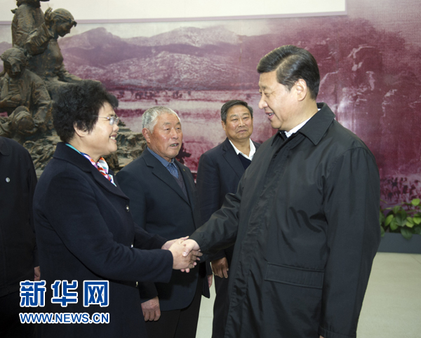 25日上午，習(xí)近平在臨沂華東革命烈士陵園參觀沂蒙精神展并會見當(dāng)?shù)叵冗M(jìn)模范和當(dāng)年支前模范后代代表。