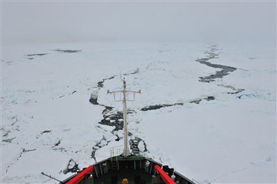 7日17時50分許，“雪龍”號船頭冰面裂開一條水道，“雪龍”號趁機迅速穿過。