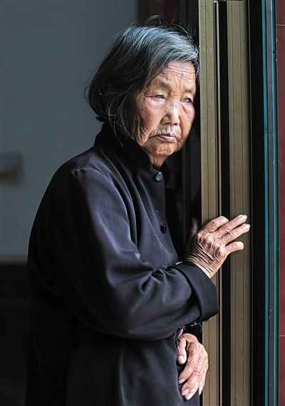 為了能“睡棺木”土葬，潘秀英四次喝農(nóng)藥自殺，后被搶救過(guò)來(lái)。