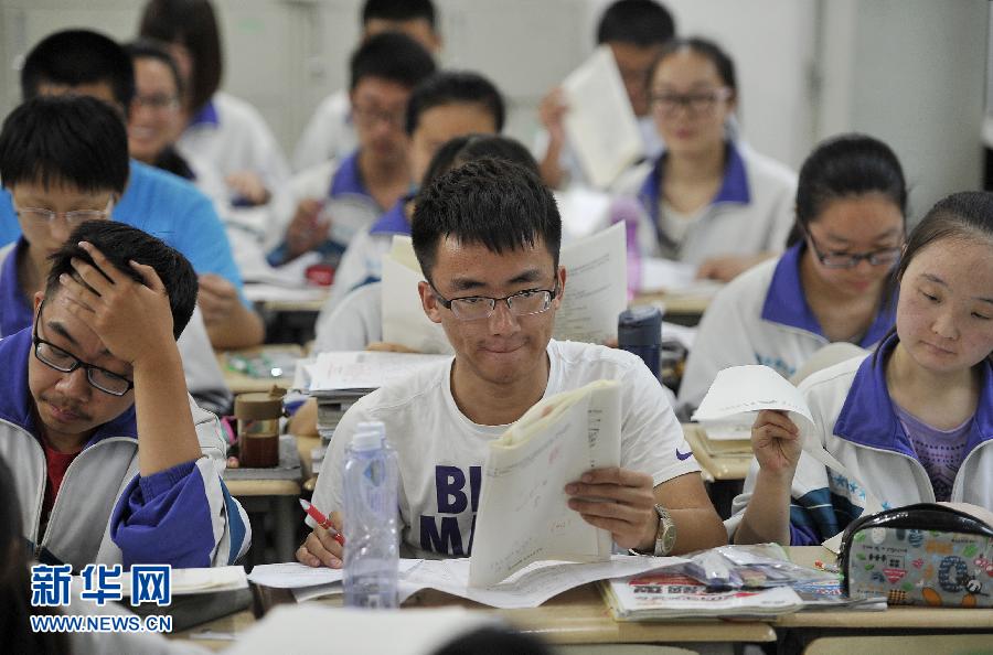 6月3日，銀川一中高三學生在教室里復習功課。