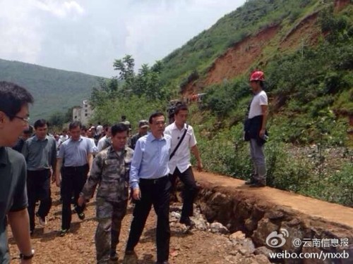 李克強徒步前往這次地震的震中龍頭山鎮(圖片來自于云南信息報微博)