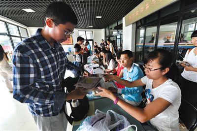 8月23日，清華大學新生在辦理入學手續(xù)。