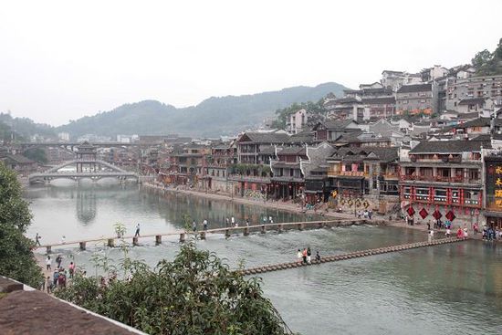 鳳凰古城以被吐槽七次高居最想吐槽榜榜首，而這七次吐槽全部來自在鳳凰古城隨機采訪的10名游客中。