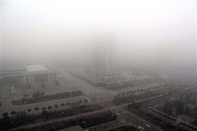 昨日，連云港市贛榆區(qū)14層高樓上拍攝的大霧天氣。當(dāng)日，江蘇省多地出現(xiàn)大霧天氣。新華社發(fā)
