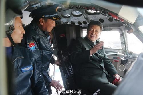 2015年2月16日，習近平登上戰機，坐進駕駛艙，了解裝備性能，體驗操作使用。