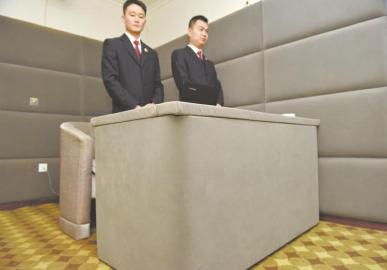 審訊室、居住室內的桌椅板凳都進行了軟包。